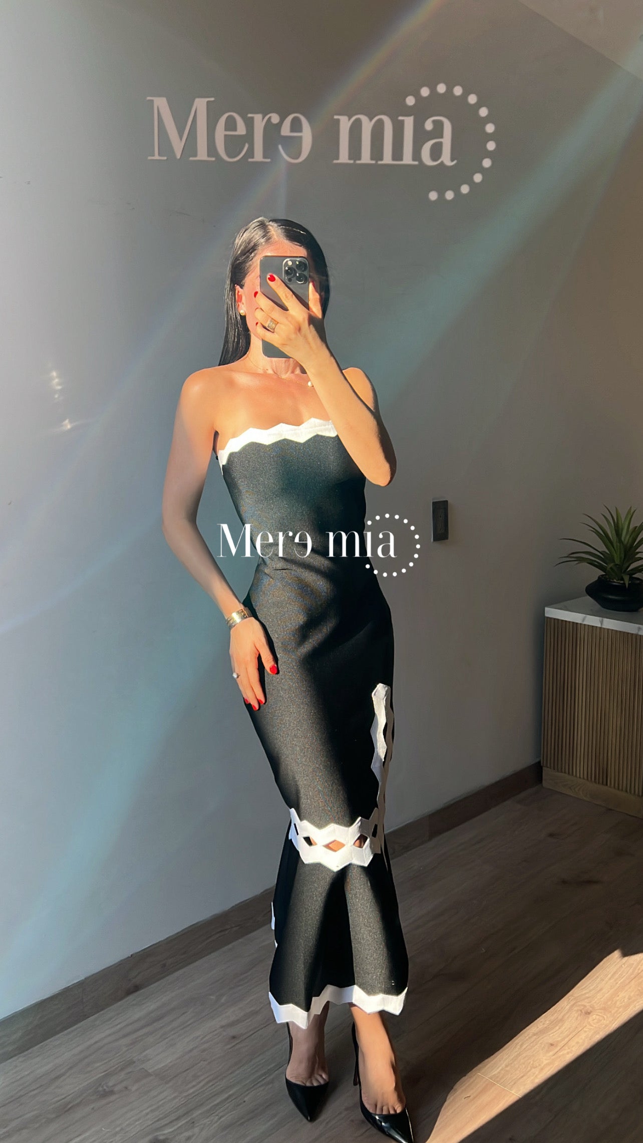 Vestido negro ruff blanco