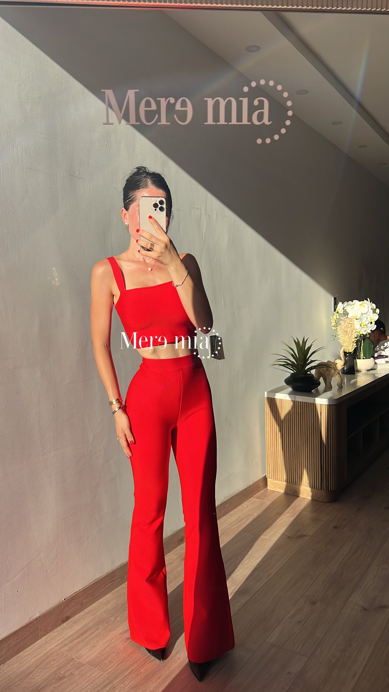 Pantalón rojo acampanado