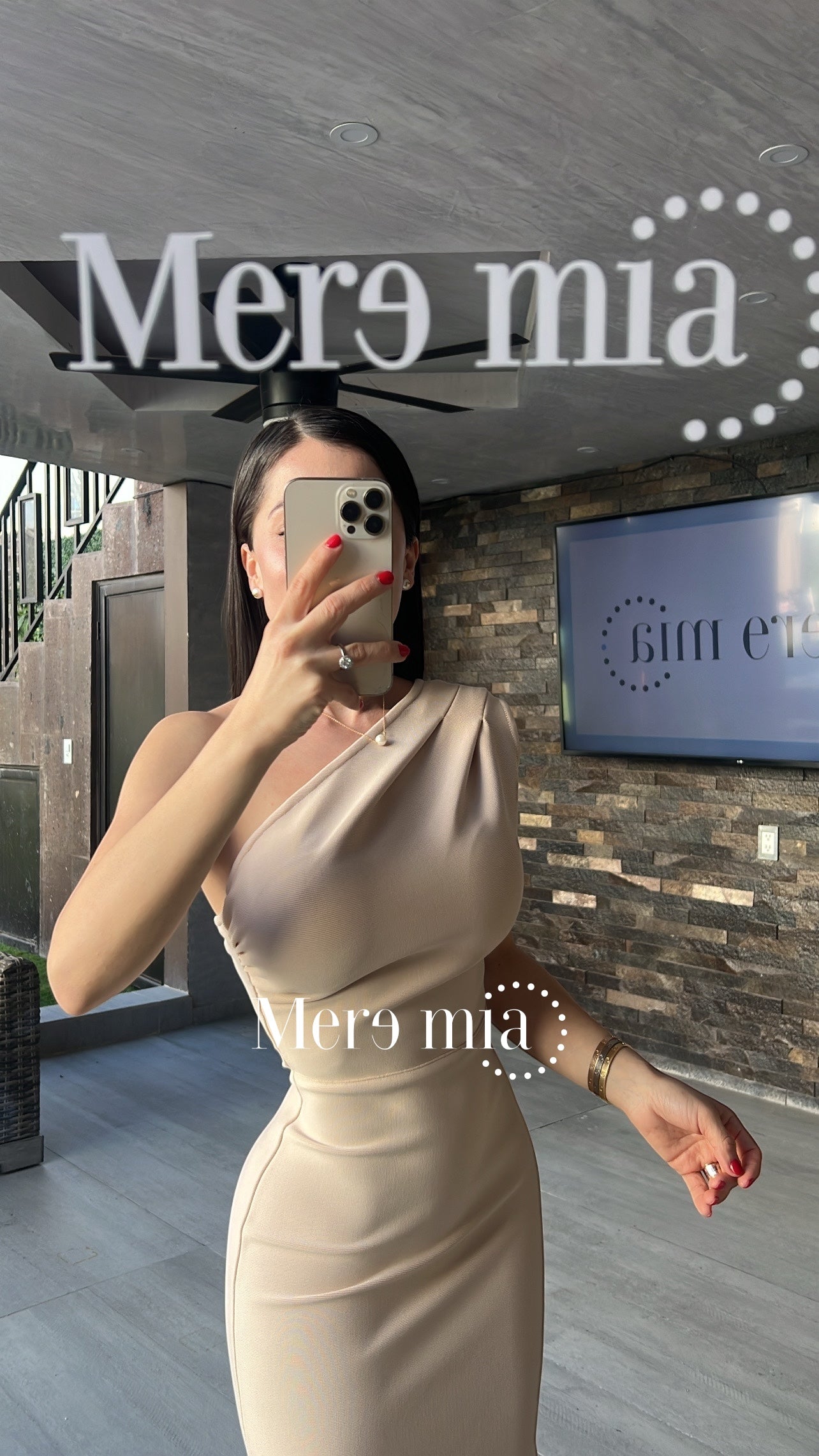 Vestido beige hombro