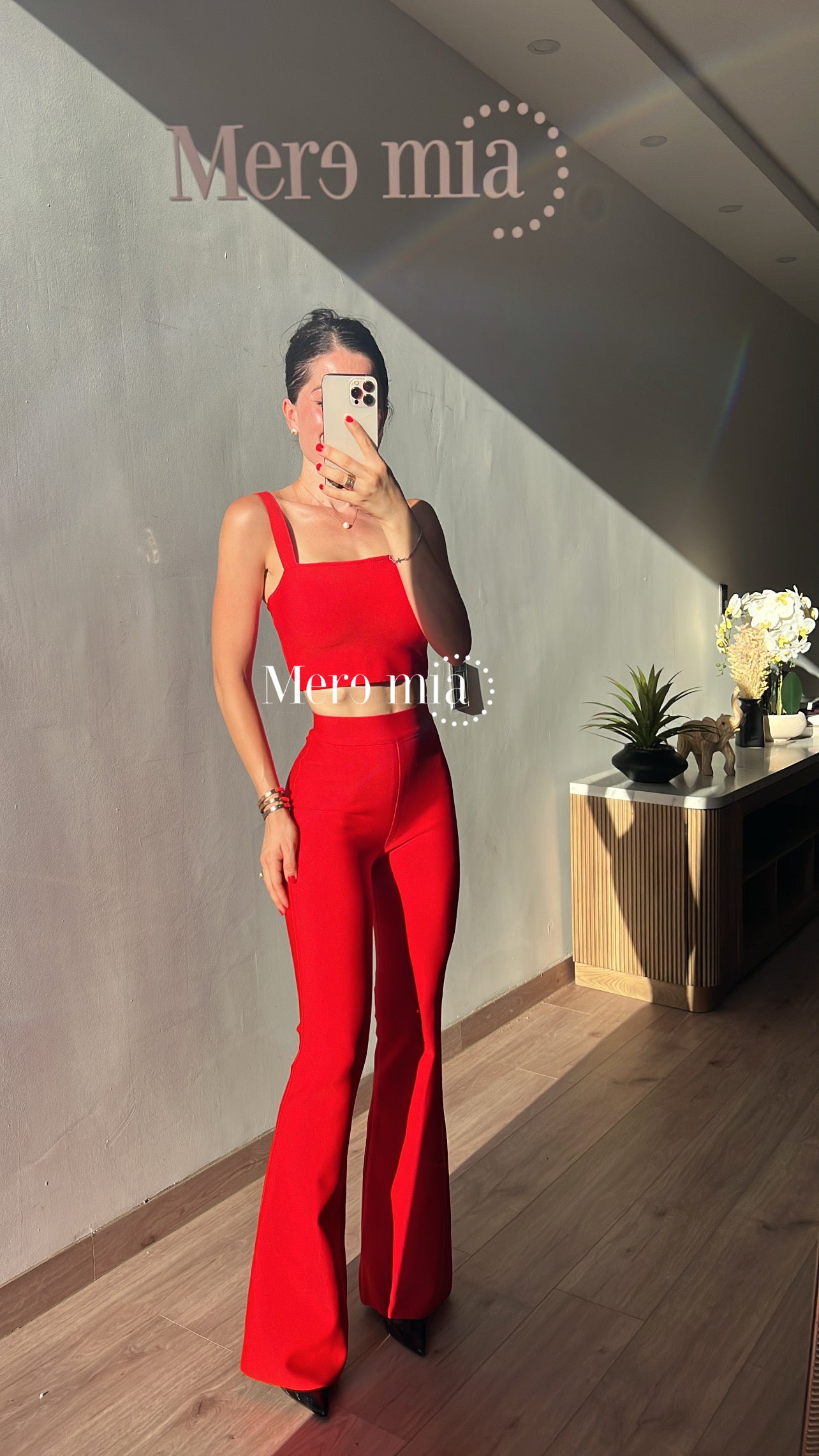 Pantalón rojo acampanado