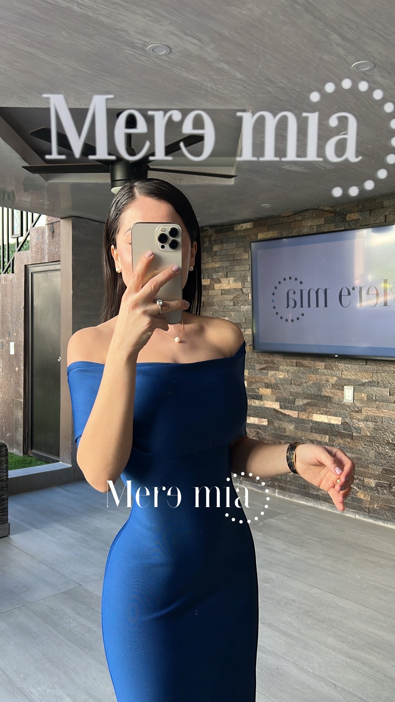 Vestido azul marino hombros olan