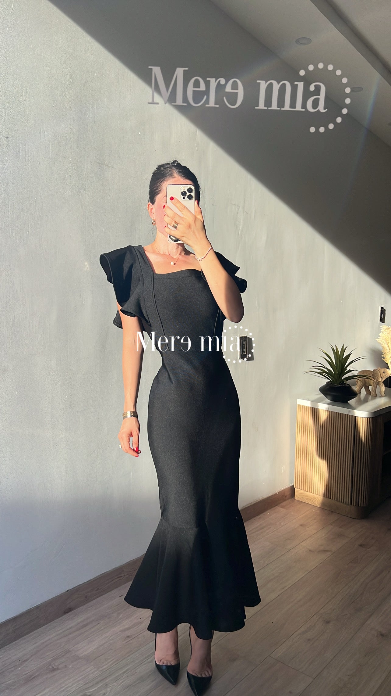 Vestido negro mangas olanes