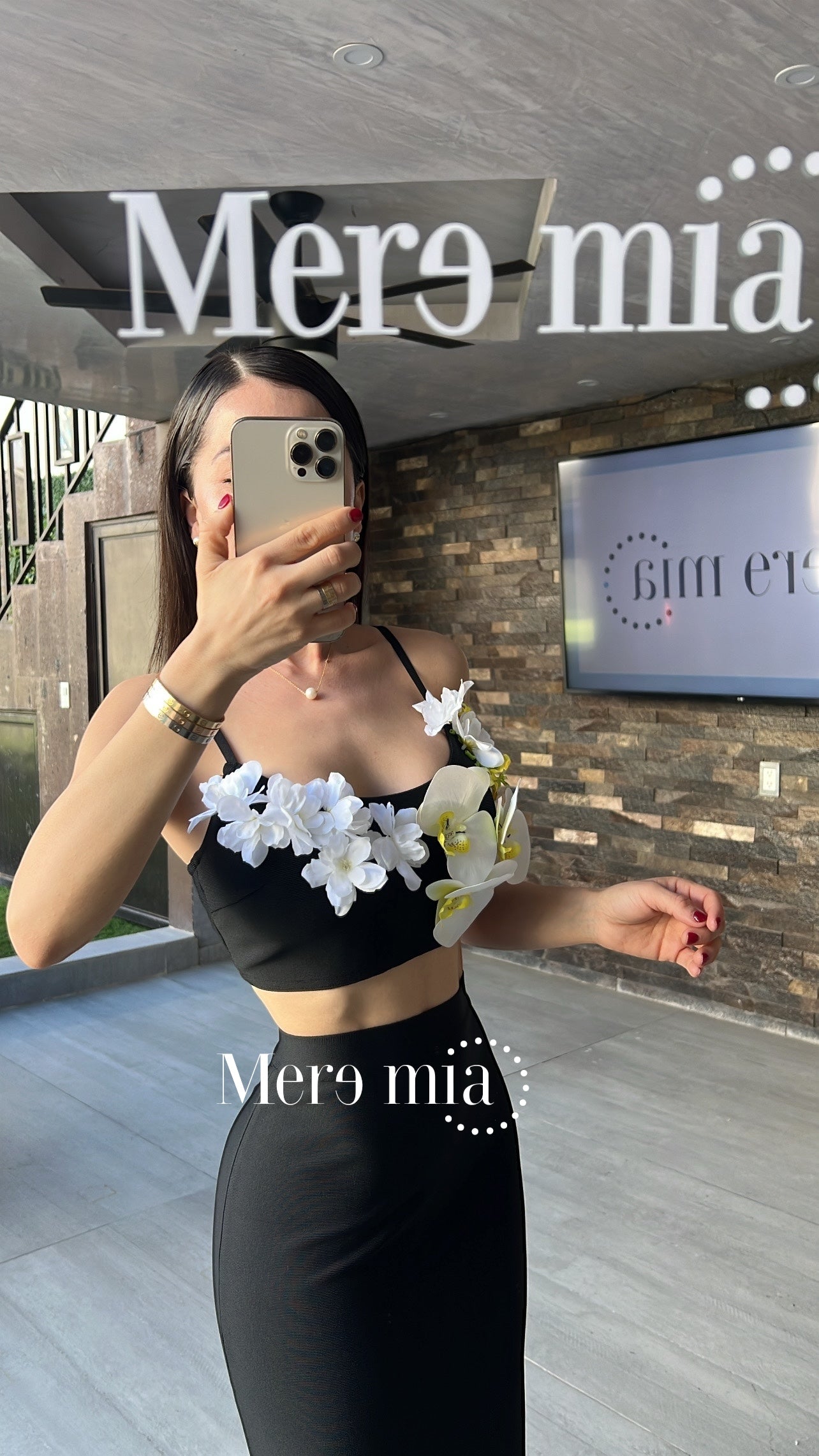 Conjunto negro flor blanca