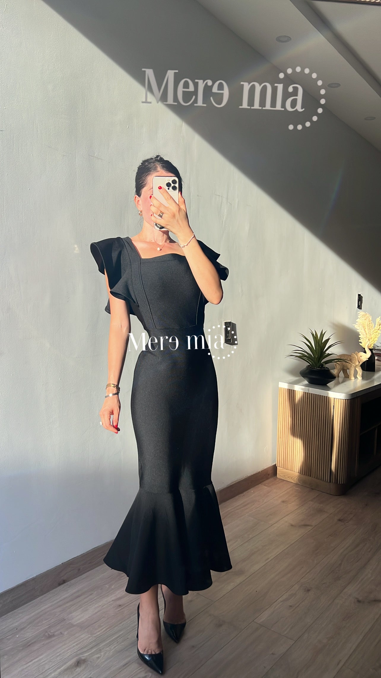 Vestido negro mangas olanes