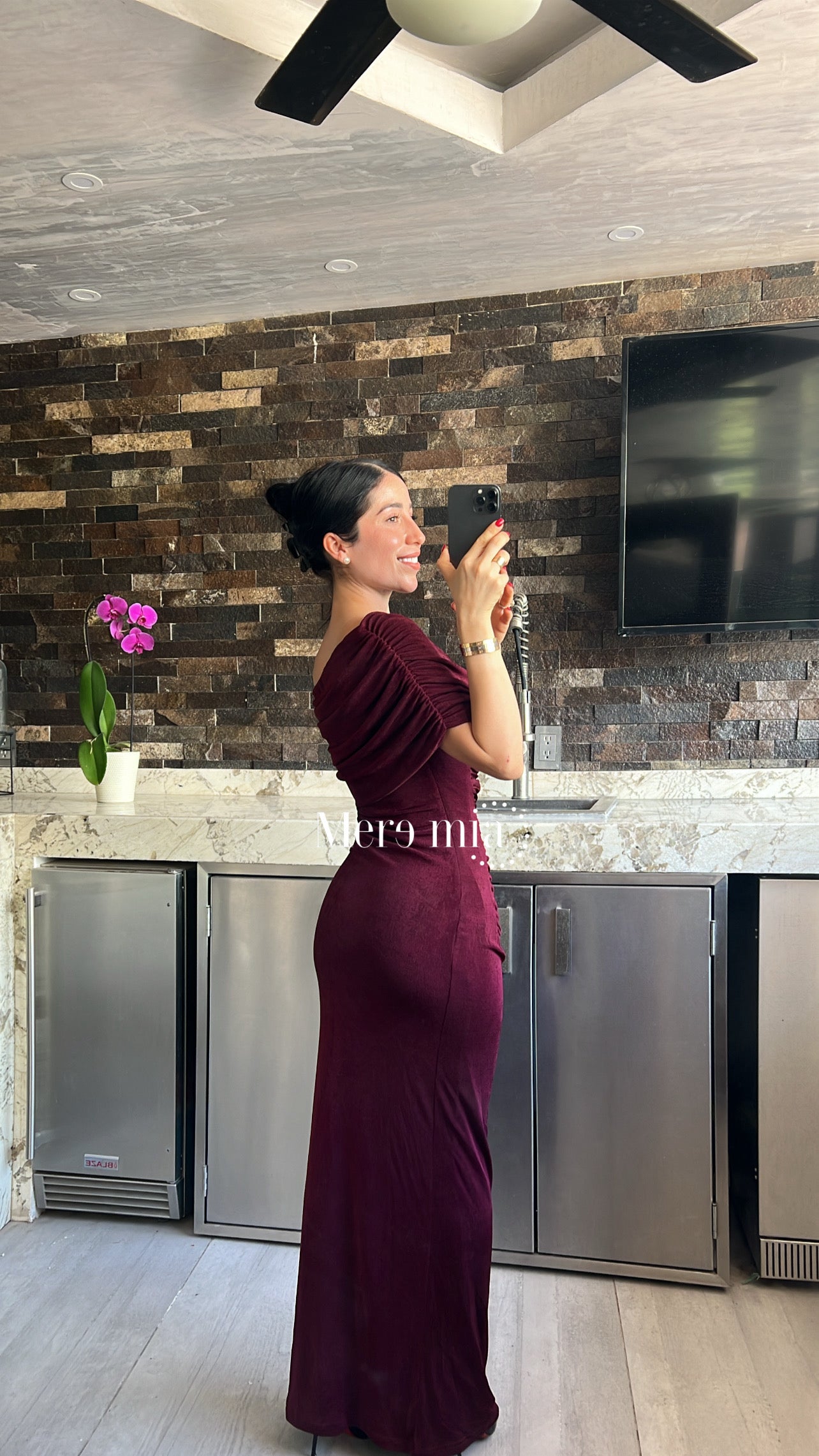 Vestido tinto plisado hombro