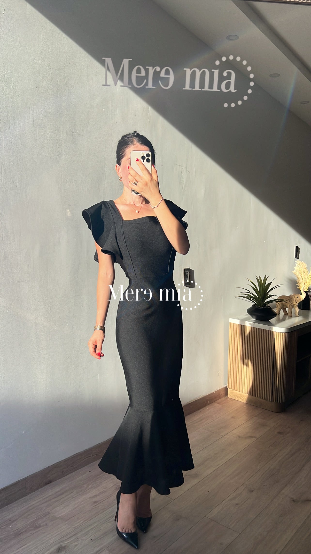 Vestido negro mangas olanes