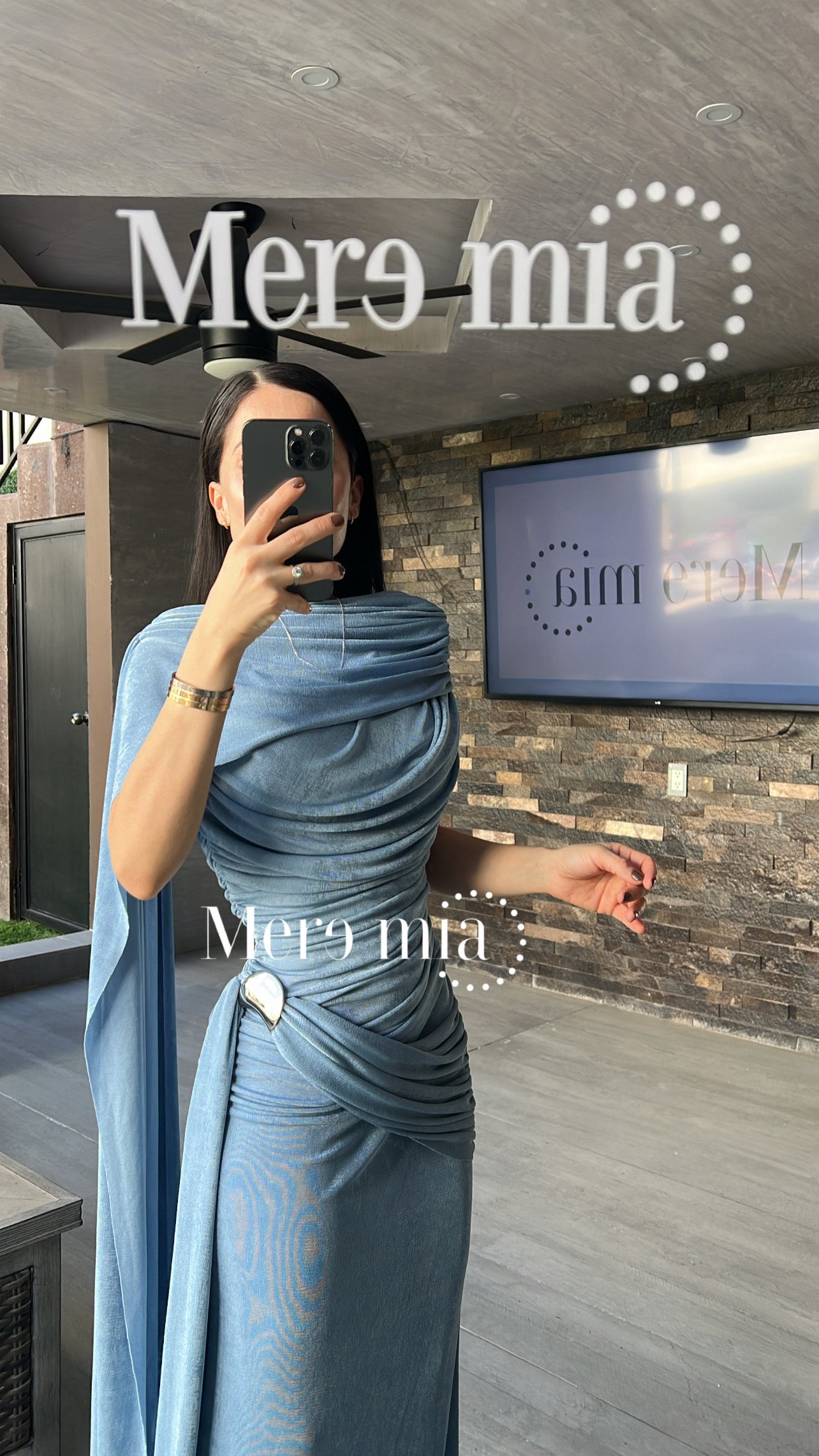 Vestido broche capa plisado