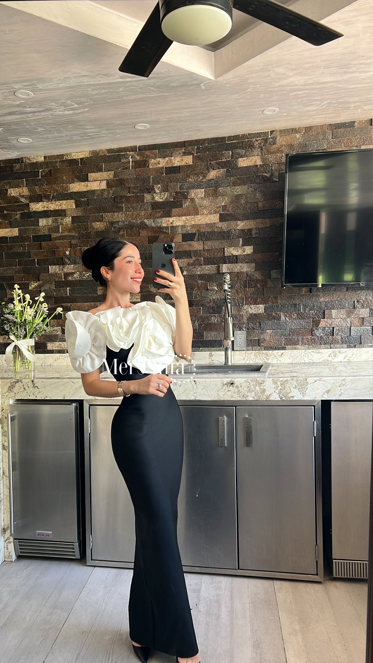 Vestido negro flores en hombros