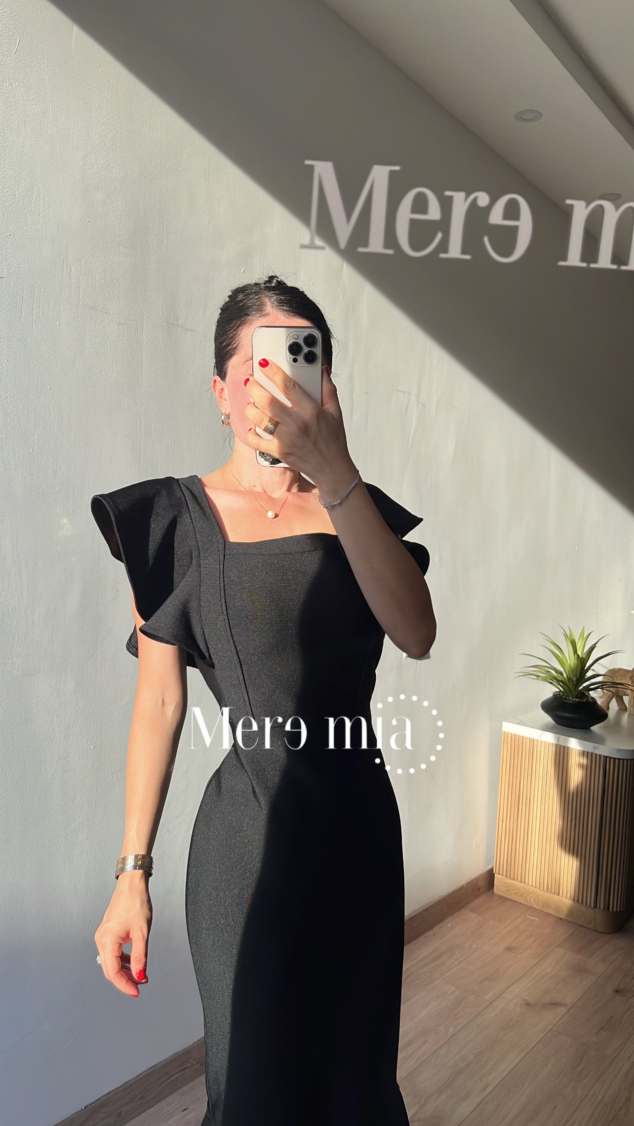 Vestido negro mangas olanes