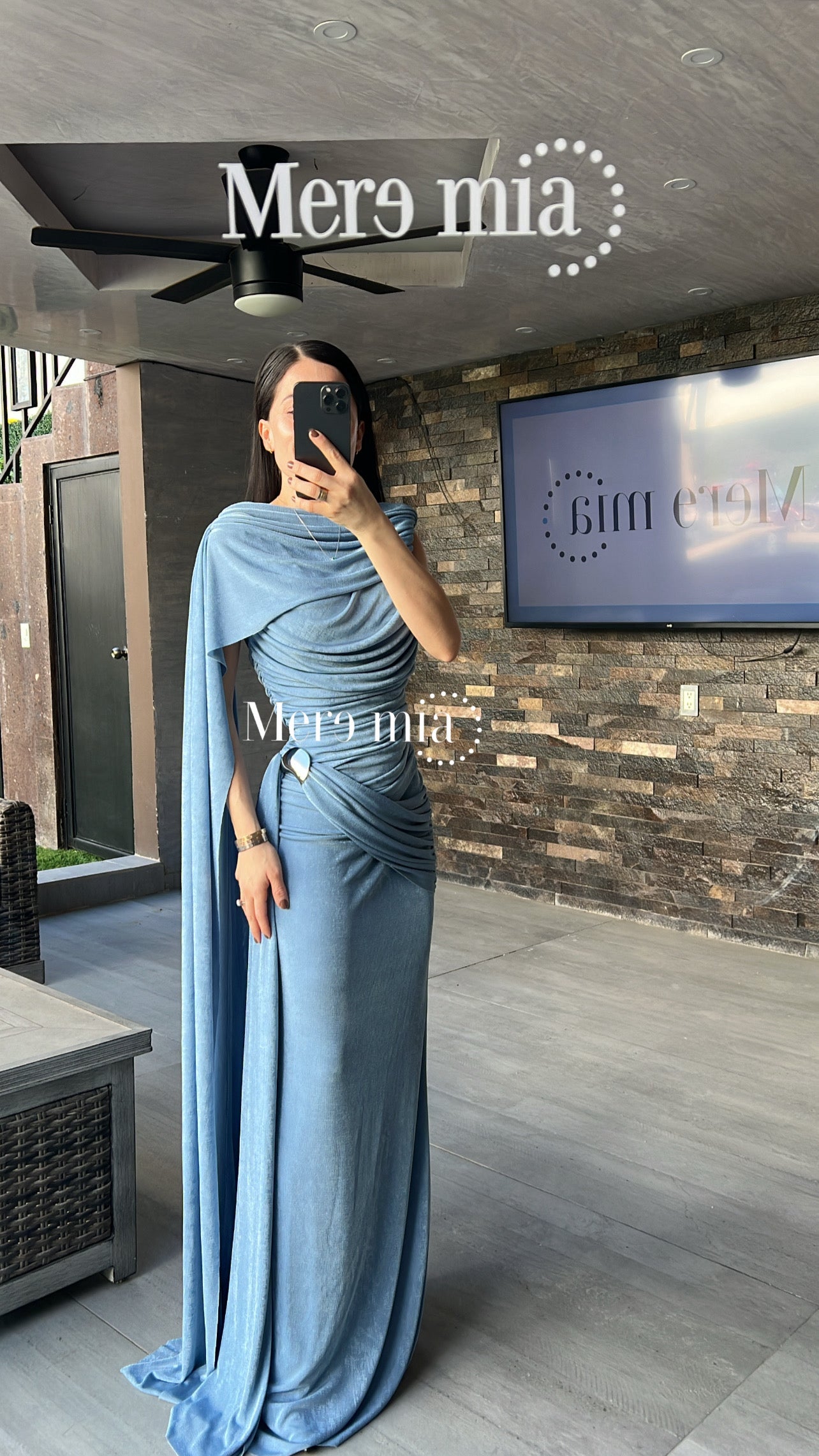 Vestido broche capa plisado