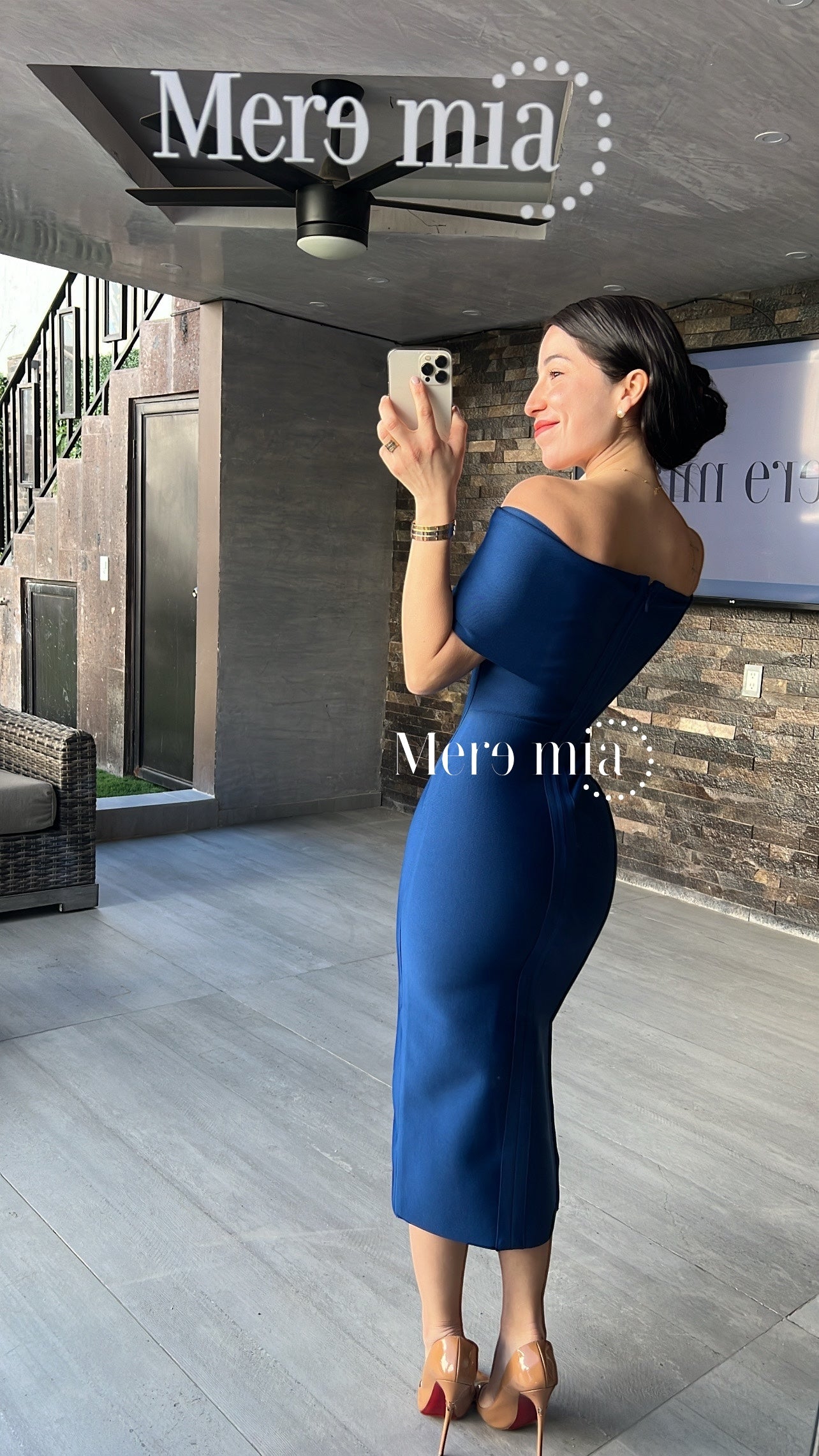 Vestido azul marino hombros olan