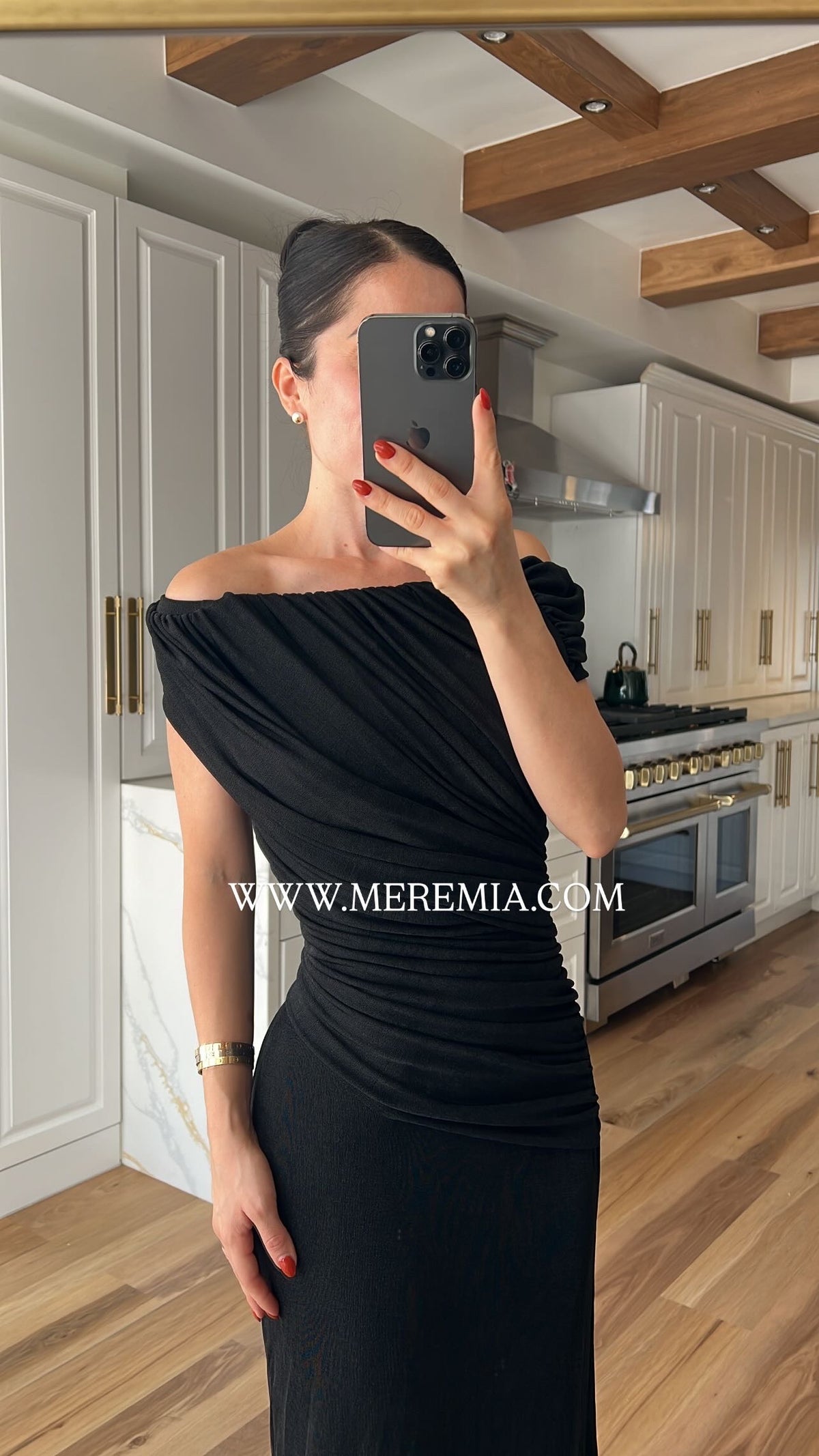 Vestido plisado en hombros liso
