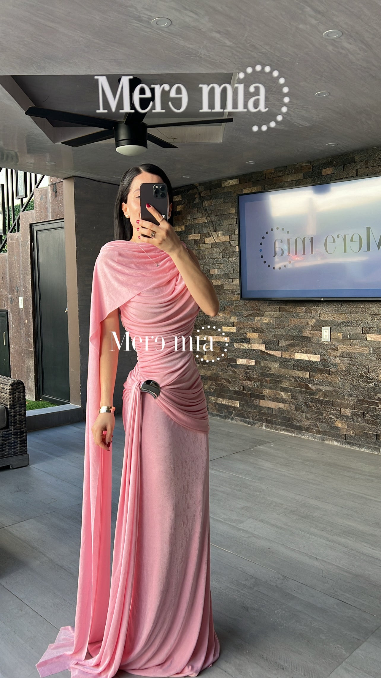 Vestido broche capa plisado