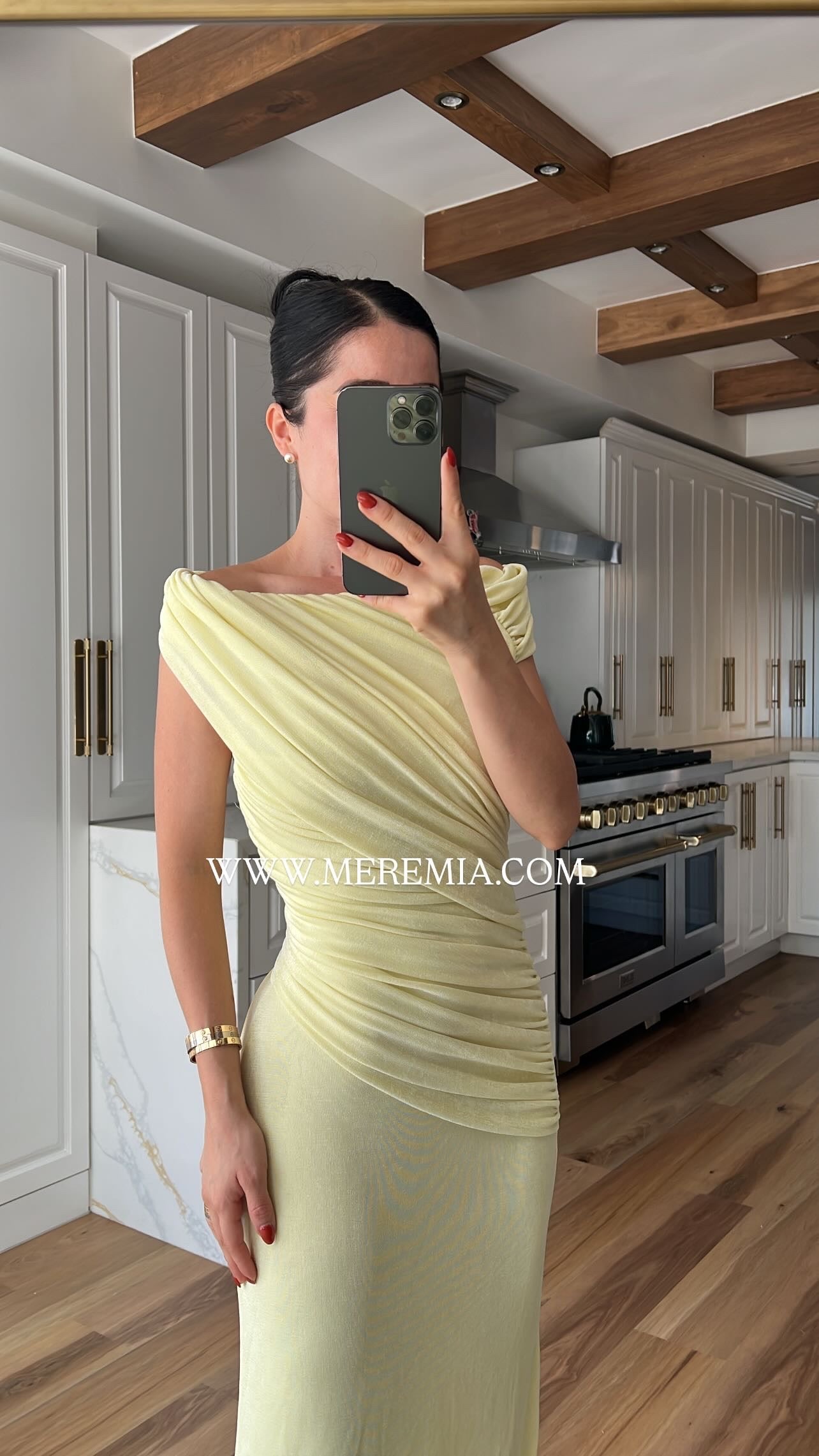 Vestido plisado en hombros liso