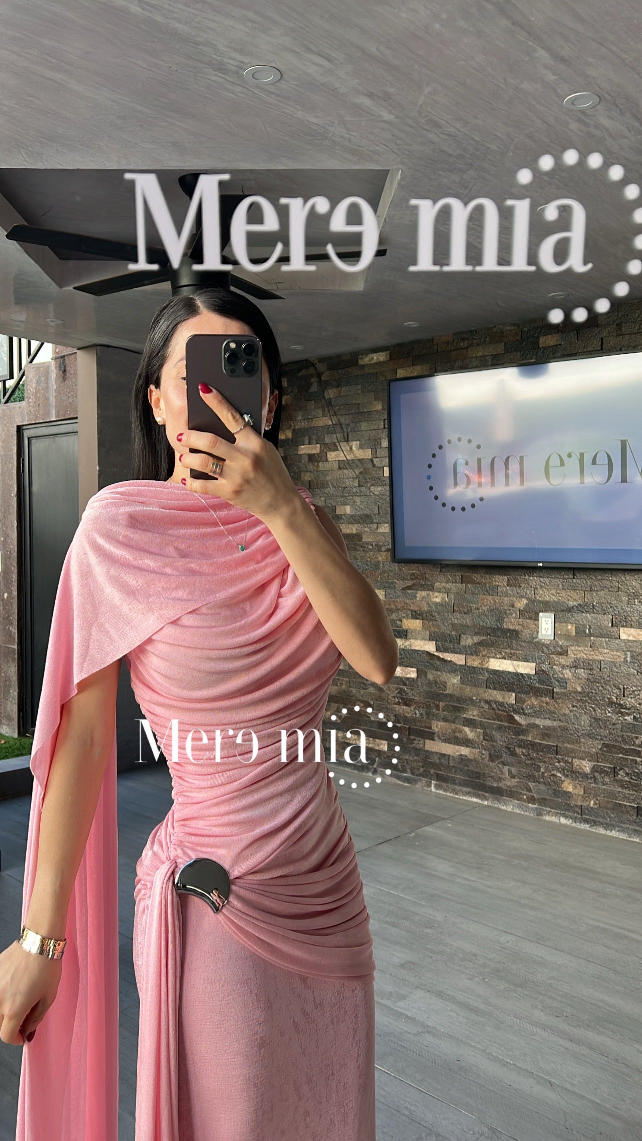 Vestido broche capa plisado