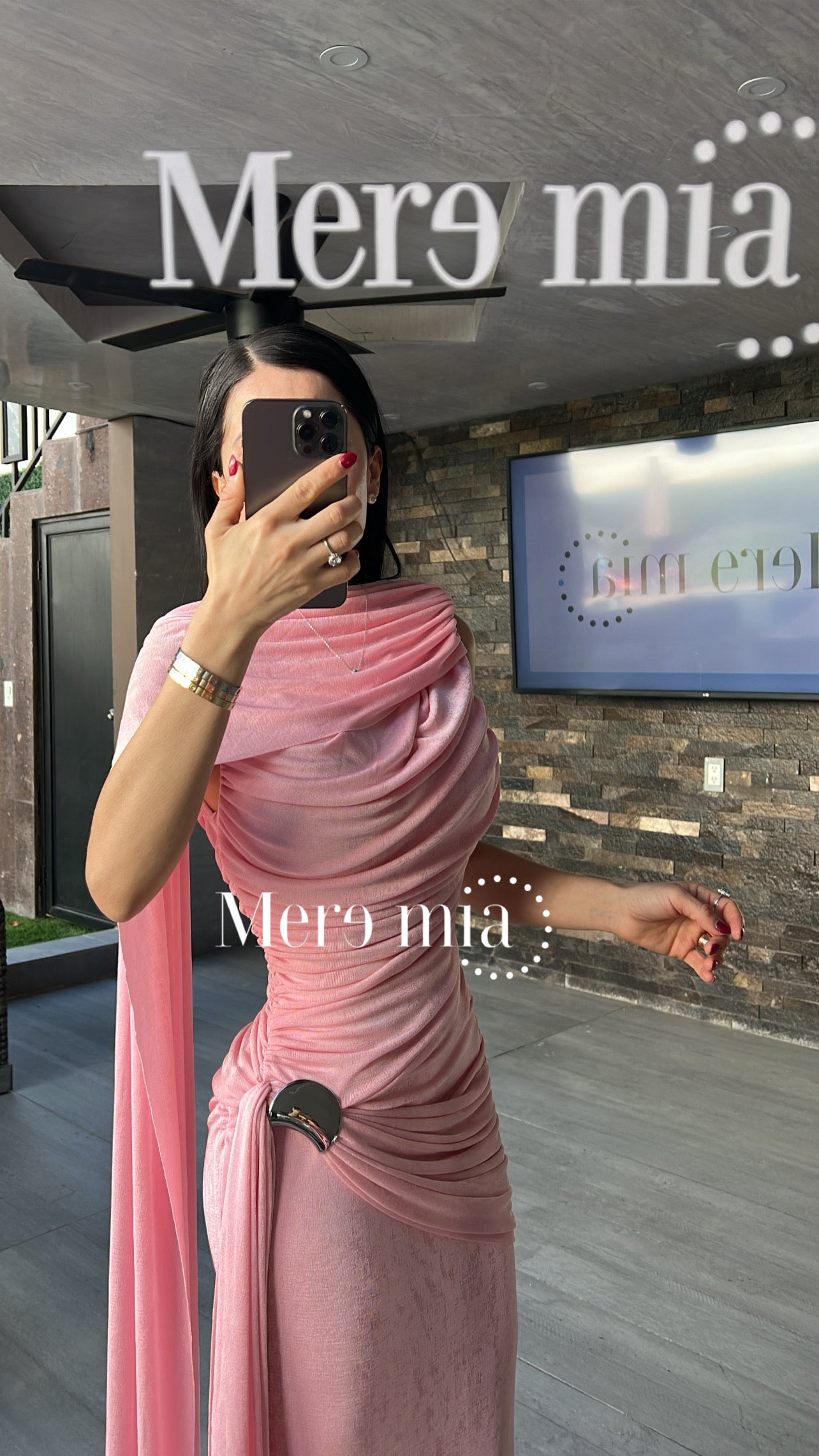 Vestido broche capa plisado