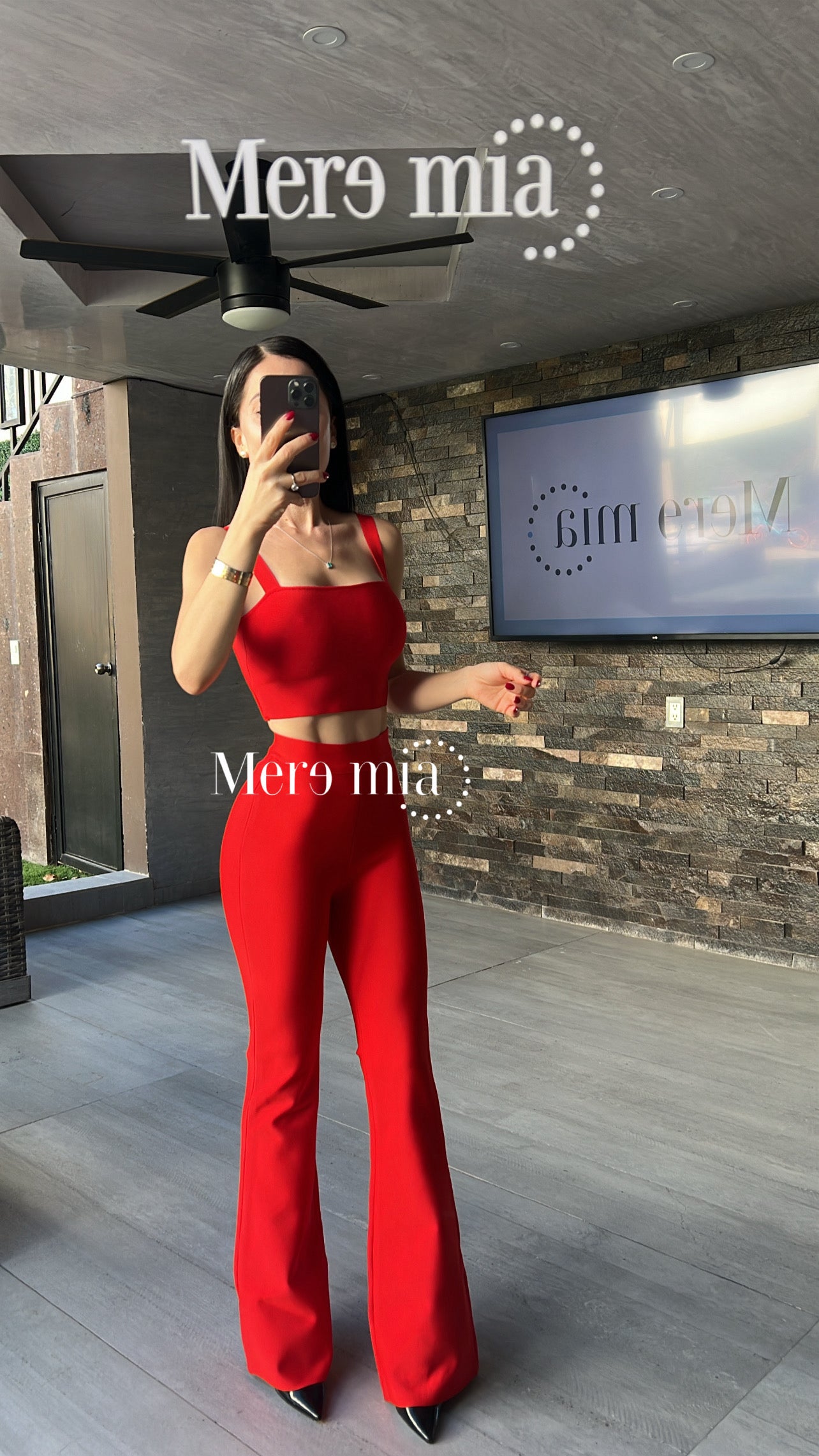 Pantalón rojo acampanado