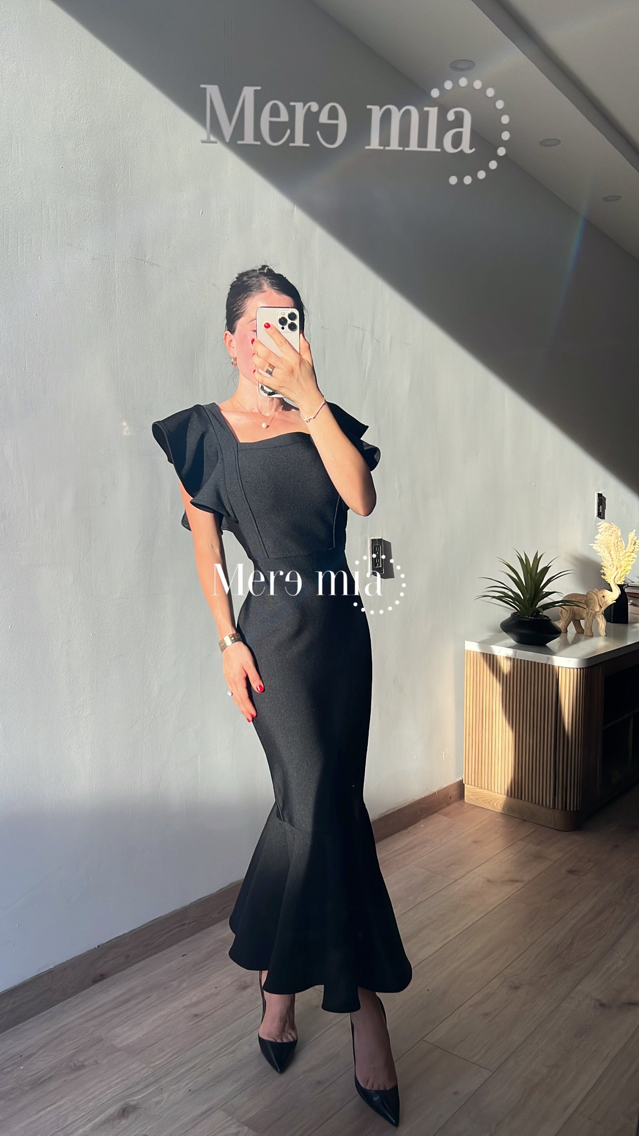 Vestido negro mangas olanes