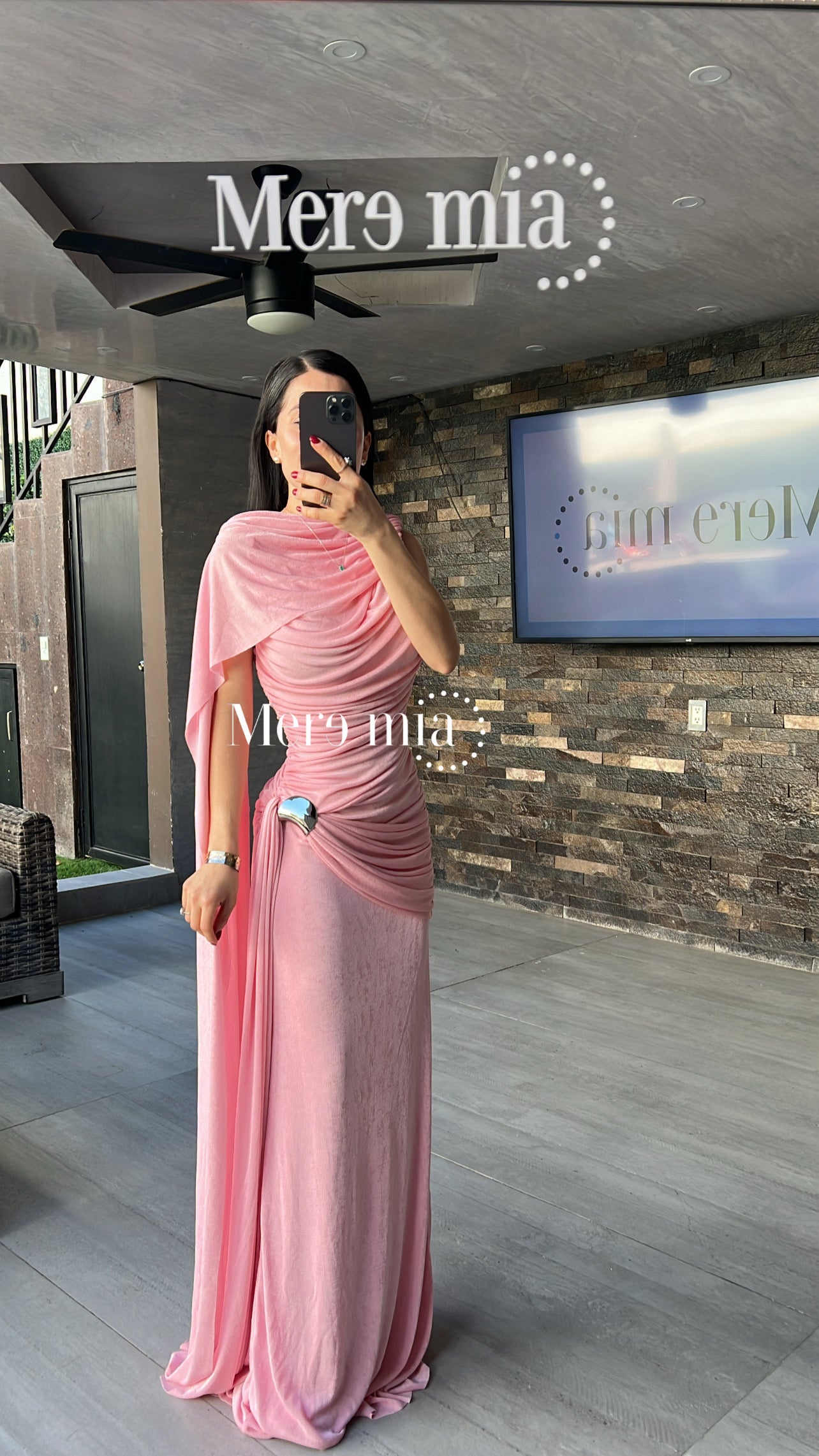 Vestido broche capa plisado