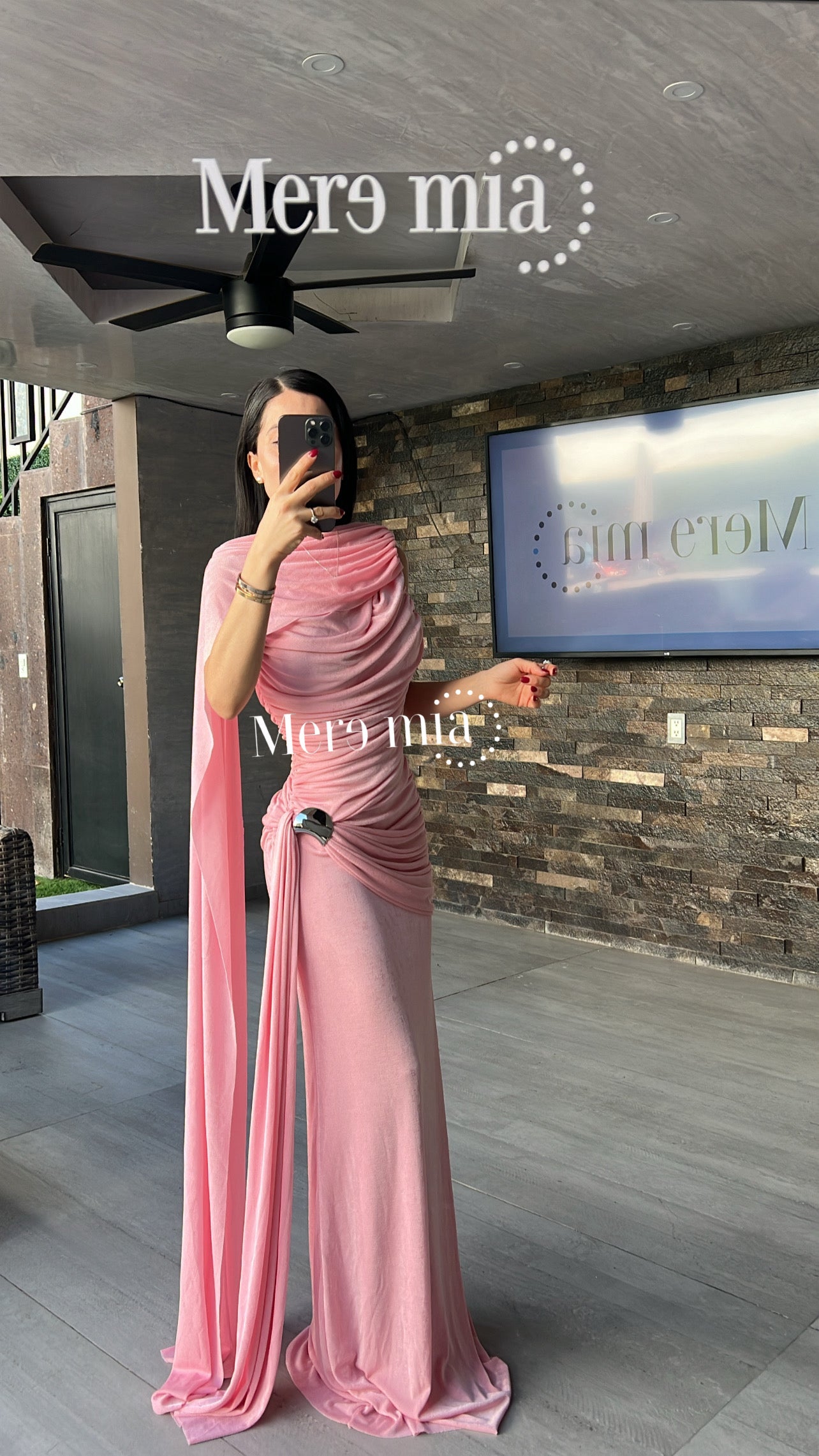 Vestido broche capa plisado