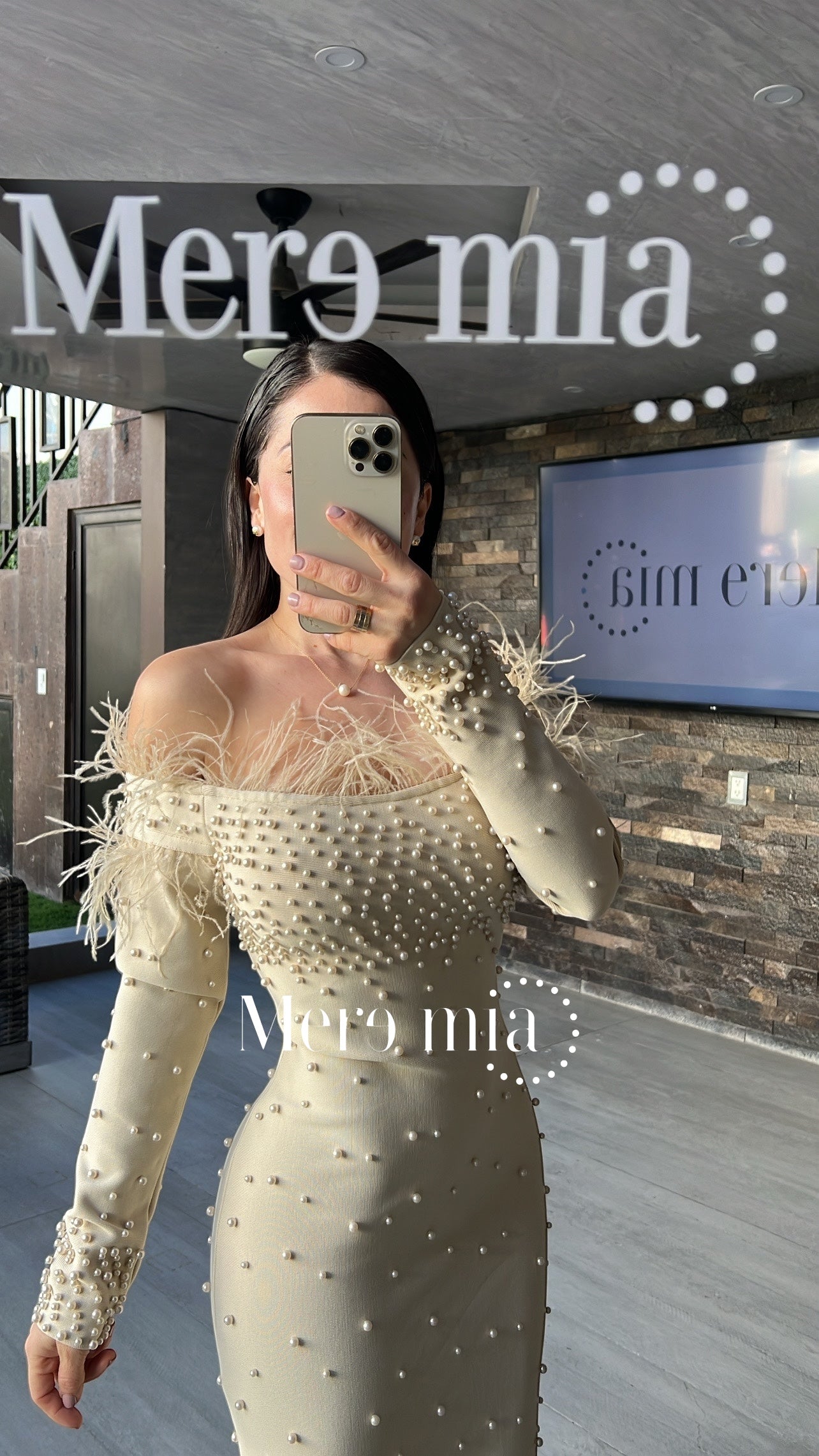 Vestido beige plumas perlas